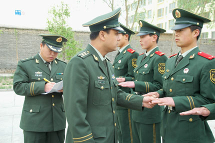 司令部参谋武鹏宣读了《武警部队07式服装着装暂行