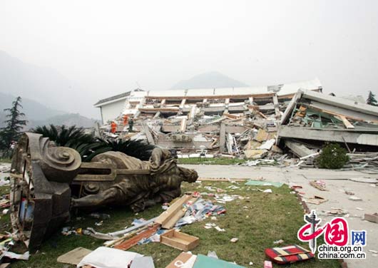 地震中严重受损的北川县政府大楼[组图]