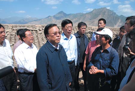 陆浩徐守盛在文县查看地震灾情看望慰问受伤群