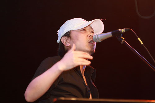 崔健携摇滚明星 歌声超越那一天