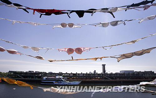 6.7万个<em>胸罩挂满</em>港口-加拿大|<em>胸罩</em>|乳腺癌|健康