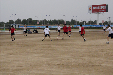 采油二厂青年职工业余足球队开展体育锻炼迎接