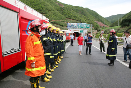 甘肃电视台记者采访报道兰州消防处置7.2新