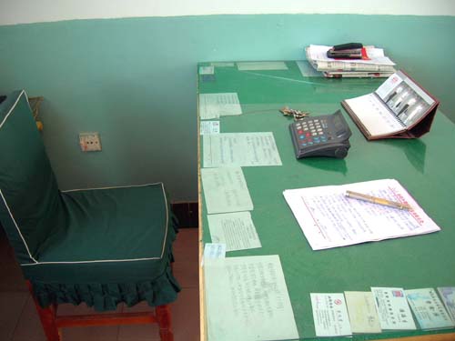 新闻特写:金塔县金塔镇一个村支书的办公桌