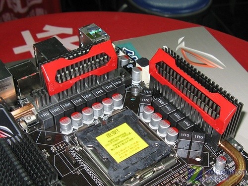 游戏\/超频神器 华硕玩家国度P45主板2499元-华