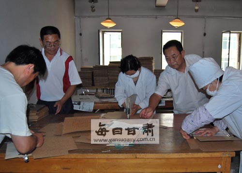 档案局职工整理收集民生档案资料-档案局|收集