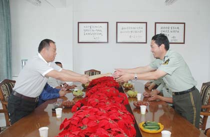 酒钢龙泰矿建有限责任公司领导慰问消防官兵-