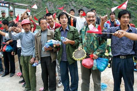 亲人解放军,请你们慢些走!-亲人|解放军-陇南报