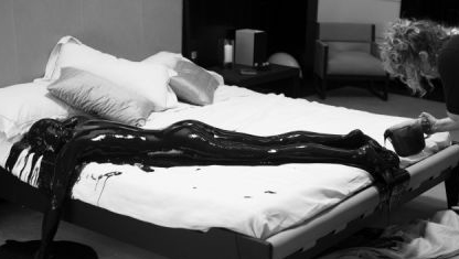 007《量子危机》片场照 <em>邦女郎</em>全裸遭灌<em>石油</em>-