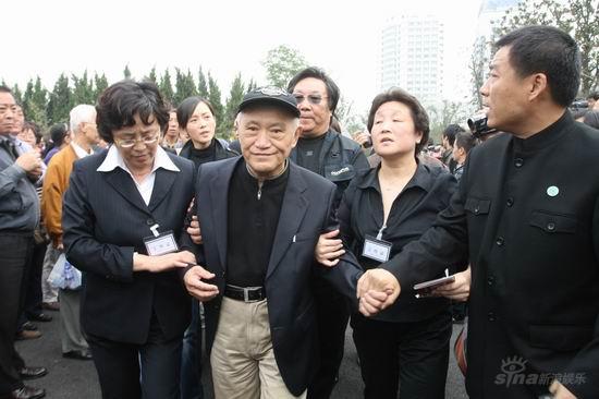 谢晋追悼会  牛犇 表情肃穆步履沉重-谢晋,-娱乐