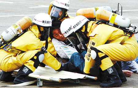 日本首次针对“脏弹”进行反恐演练(图)-,反恐,-甘肃日报