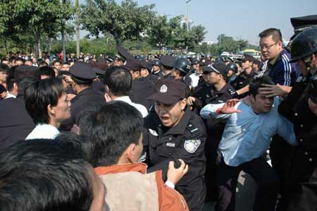 广州警方处置百名出租车司机聚集事件(图)-警方