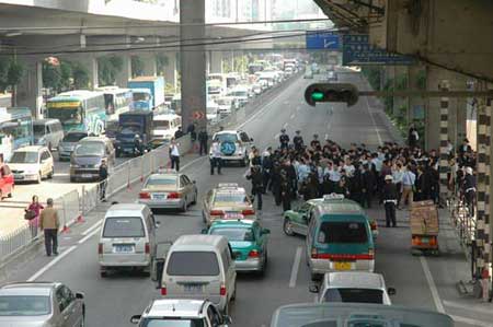 广州警方处置百名出租车司机聚集事件(图)-警方