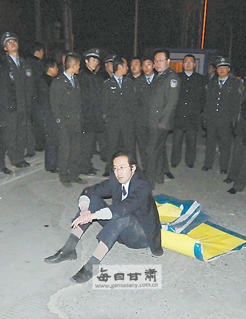 为拆一块广告牌 保安挥拳打城管