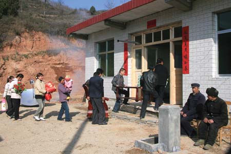 徽县26户灾民喜迁新居