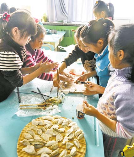 小学生们学习包饺子