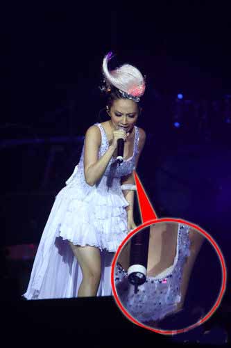 <em>F.I.R.女</em>主唱不慎走光(图)-F.I.R.-娱乐