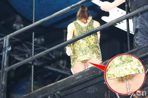 <em>F.I.R.女</em>主唱不慎走光(图)-F.I.R.-娱乐