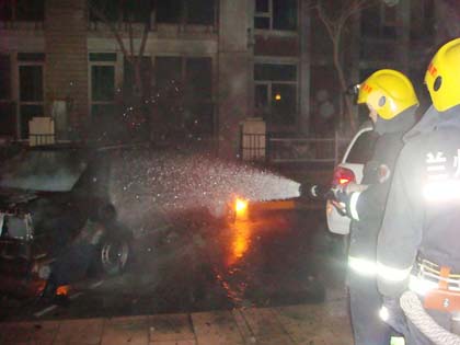  小轿车 半夜蹊跷 起火  兰州高新区消防官兵成功