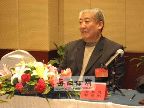 洛桑灵智多杰参加嘉峪关代表团分组审议-洛桑