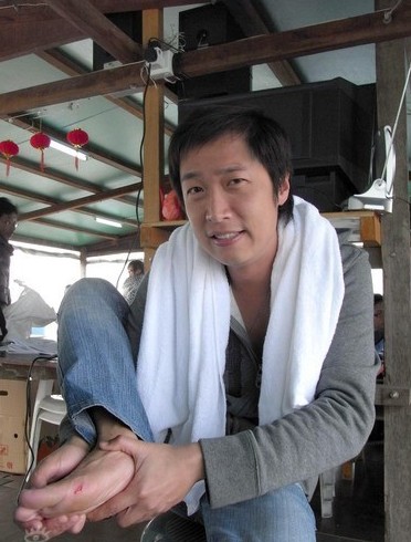 马浚伟年前拍戏踢伤脚 春节养病牌桌上大赢(图)-马浚伟年前拍戏踢伤脚,春节养病牌桌上大赢(图)-娱乐