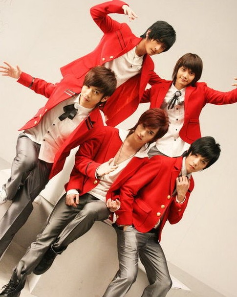 “至上励合”歌迷天安门前集体跳操-至上励合-娱乐