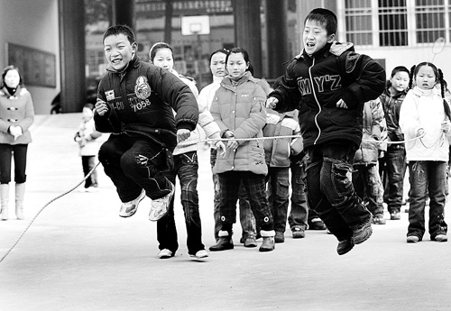 藏族小朋友与新同学在课间一起跳绳