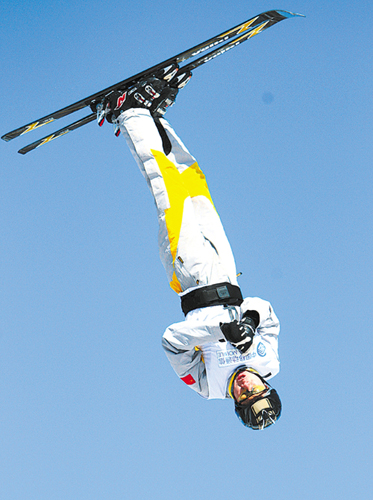 贾宗洋在自由式滑雪男子空中技巧比赛获冠军