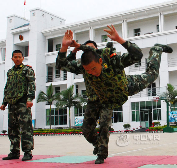 武警军人进行摔擒技术训练