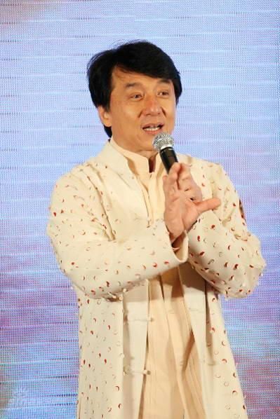 成龙提议在新歌《国家》mv中安排多个国家人吻国旗.(资料图)高清图片