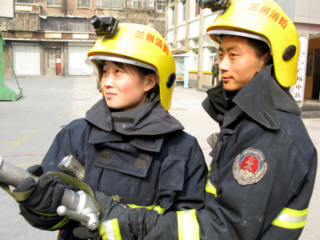 火场中穿梭的女消防员--记甘肃兰州消防支队实