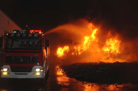 嘉峪关宏源塑化厂发生火灾 嘉酒两市消防奋力