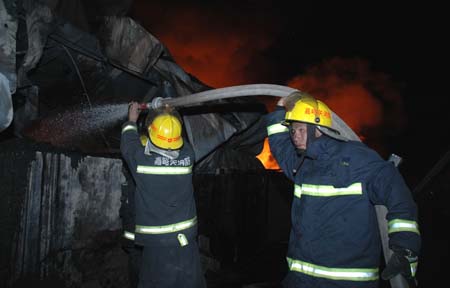 嘉峪关宏源塑化厂发生火灾 嘉酒两市消防奋力