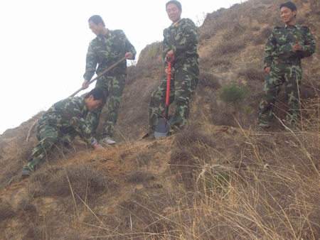 镇原消防大队组织义务植树造林活动优化生态环