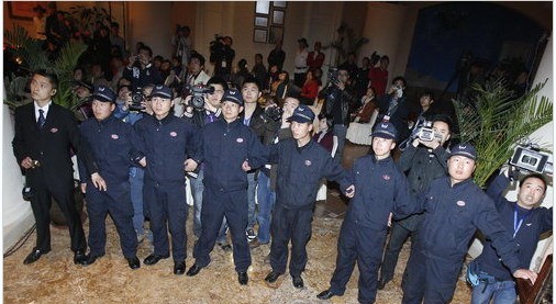 现场保安保安筑起\人墙\