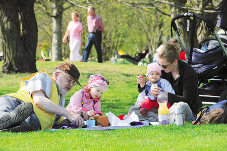 德国人享受阳光和野餐(图)