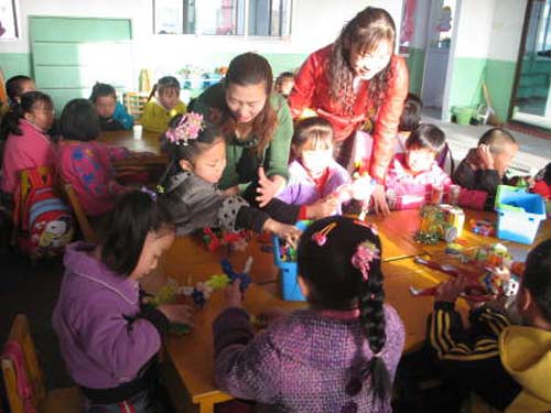幼儿园老师在课堂上教小朋友搭积木 幼儿园老师在课堂上教小朋友搭积木