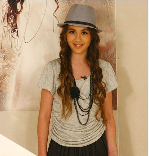 小美女米蒂装扮摩登似小甜甜