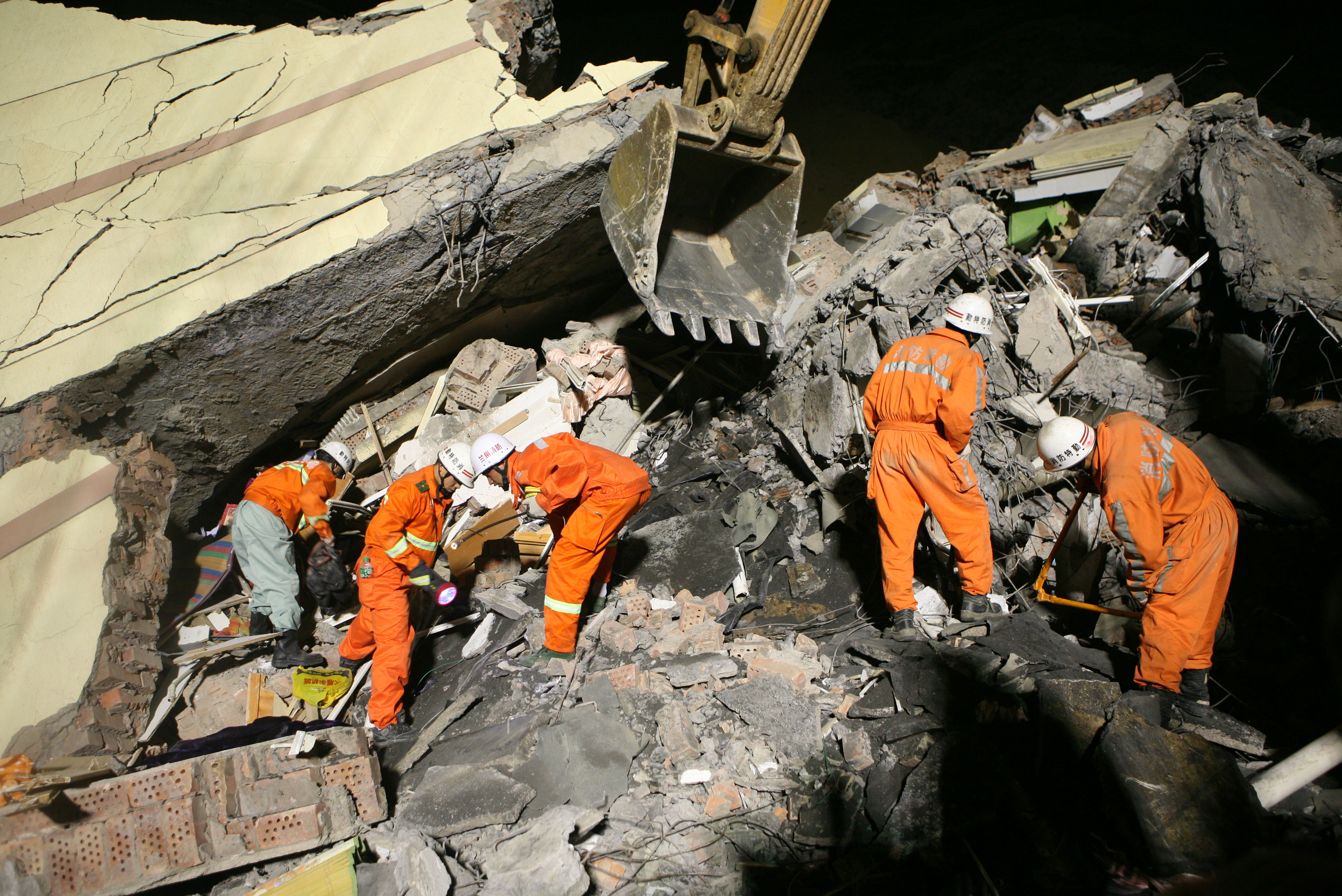 致住宅楼坍塌 消防官兵成功救出一名幸存者 -,