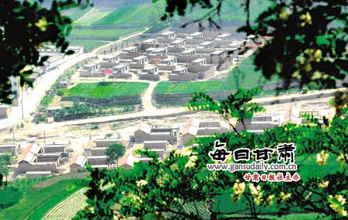 每日甘肃 陇南 西和县 正文    面貌一新的西和县长道镇灾后重建点—