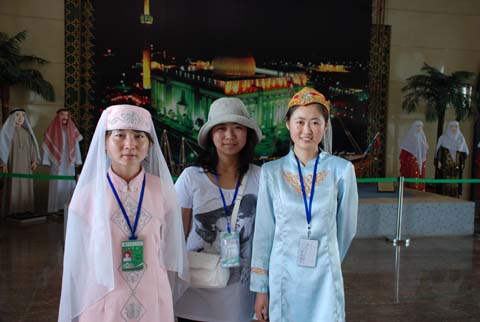 本网记者与回族少女合影(图)-宁夏