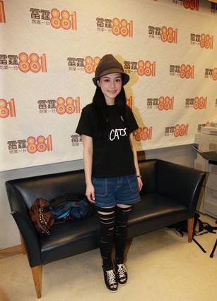 钟欣桐穿<em>性感超短裤</em>秀美腿-钟欣桐-娱乐