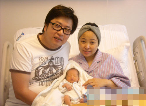 音乐人小柯未满月女儿曝光-小柯