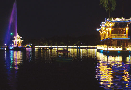金川公园美丽人工湖夜景