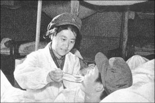 <em>女护士</em>正在给伤员喂食