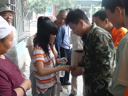 发现<em>戒指</em>戴在该<em>女孩右手中指</em>上