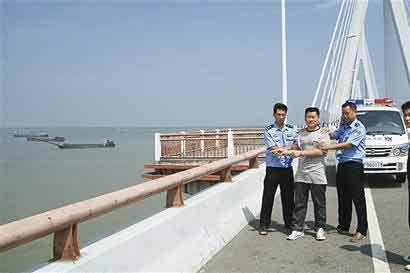 两人从岳阳洞庭湖大桥上将应某的尸体抛入