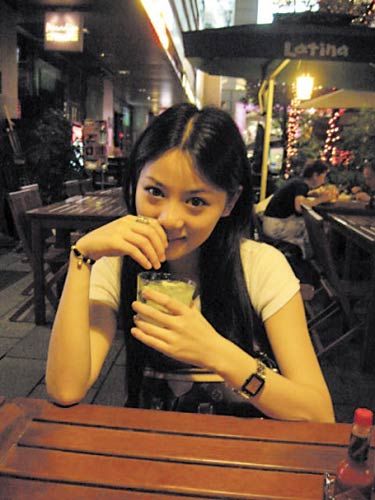 重庆赛区最佳网络人气新星,她的照片充斥着全国各大论坛,由于长相清秀