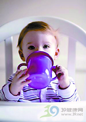 宝宝几个月可以自己拿杯子喝水 10523643_325607.jpg
