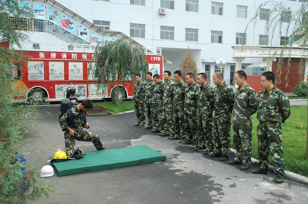 张掖消防支队举办规范运动会比赛项目动作示范